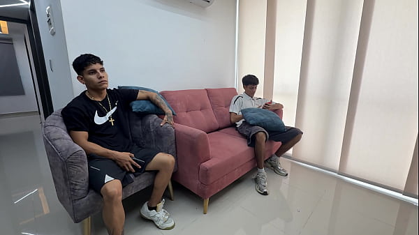 Demuestro la fidelidad de la mujer de mi cornudo amigo con la mejor cogida de su vida y este nos descubre haciéndolo.