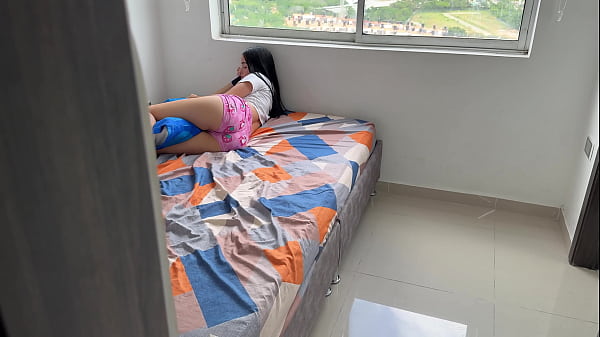 Mientras mi mejor amigo trabaja, yo me aprovecho para cogerme muy duro a su esposa y demostrar lo puta qué es ella.