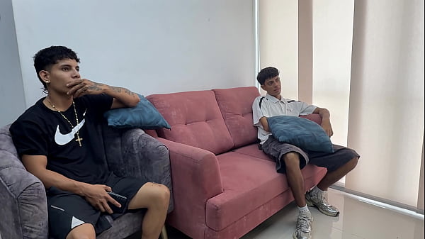 Mientras mi mejor amigo trabaja, yo me aprovecho para cogerme muy duro a su esposa y demostrar lo puta qué es ella.